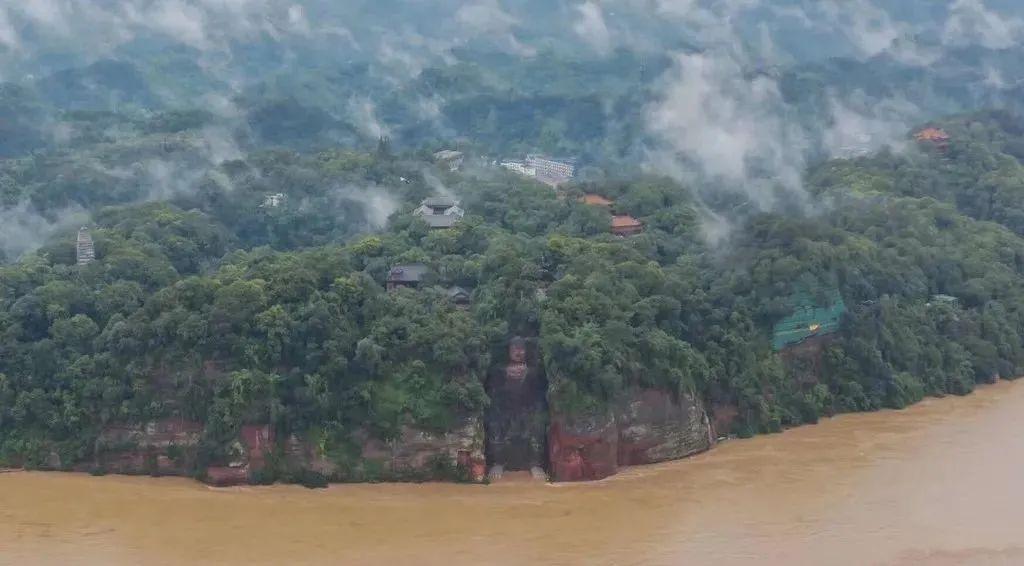 樂山大佛景區(qū)遭遇最新洪水侵襲，大佛面臨嚴峻考驗