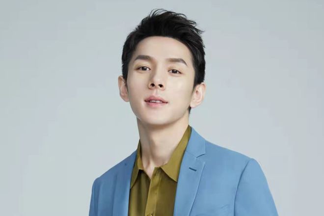 李佳琦最新開播，美妝界新星重燃直播間激情
